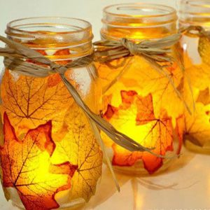 pots en verre avec feuilles mortes collées